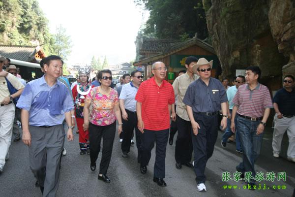 張家界市委書記胡伯?。ㄗ笠唬┡阃瑖顸h主席吳伯雄（正中）前往梯瑪神歌劇場